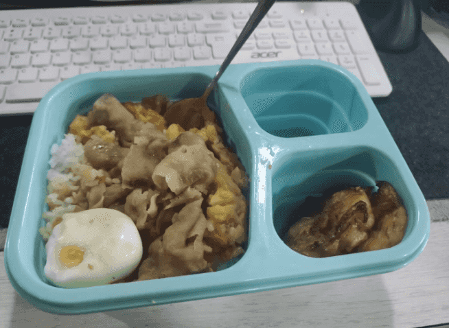 肥牛咖喱饭,再加一个早饭吃剩的虾饼