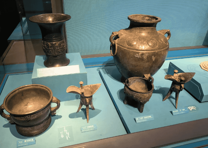 青铜器酒爵真好看